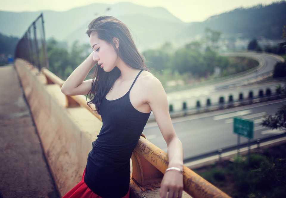 气质美女天台上的悠闲世界图片,清纯美女,